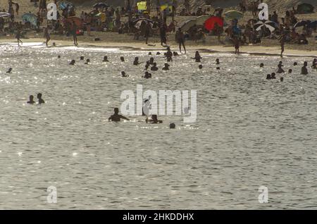 Montevideo, Uruguay - 11th. Januar 2022 - wunderschöner Sonnenuntergang am Strand von Pocitos mit Badegäste an einem Sommertag in Montevideo Uruguay. Stockfoto