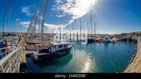 Dez-25 -2018 Yachten und Boote Reihen sich in der Marina bei Tagesausbruch auf der Marina del Sur Teneriffa an Stockfoto