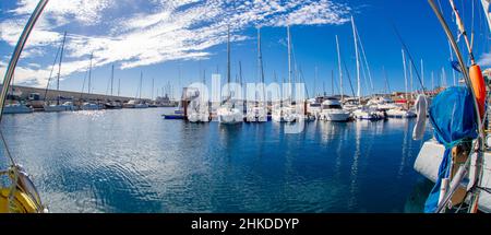 Dez-25 -2018 Yachten und Boote Reihen sich in der Marina bei Tagesausbruch auf der Marina del Sur Teneriffa an Stockfoto