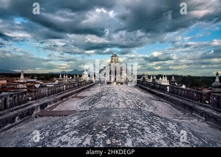 Die wunderschönen Kuppeln auf dem Dach der UNESCO-Weltkulturerbe-Kathedrale León, León, Nicaragua Stockfoto