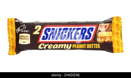 Kiew, Ukraine - 13. Dezember 2021: SCHOKORIEGEL SNICKERS auf weißem Hintergrund. Snickers ist eine Schokoladenriegel, die von der amerikanischen Firma Mars, Incorpor, hergestellt wird Stockfoto