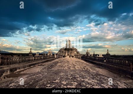Die wunderschönen Kuppeln auf dem Dach der UNESCO-Weltkulturerbe-Kathedrale León, León, Nicaragua Stockfoto