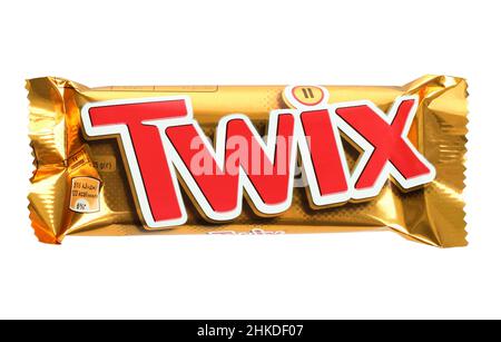 Kiew, Ukraine - 13. Dezember 2021: Twix Schokoladenriegel auf weißem Hintergrund. Twix ist ein Karamell-Shortbread-Schokoladenriegel von Mars, Inc Stockfoto