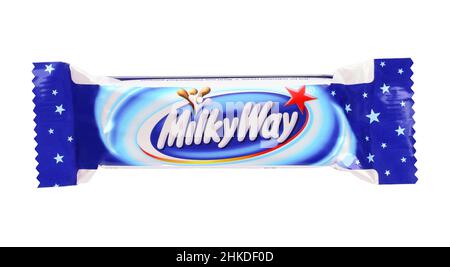 Kiew, Ukraine - 13. Dezember 2021: Milchstraße Schokoladenriegel auf weißem Hintergrund. Milky Way ist eine Marke der Schokolade überzogenen Süßwarenriegel-Manufaktur Stockfoto