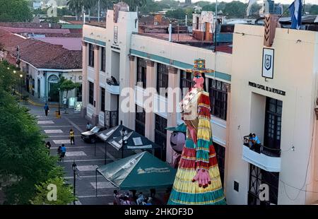 La Gigantona Riesenpuppe für das Purisma Festival im UNESCO-Weltkulturerbe León, Nicaragua Stockfoto