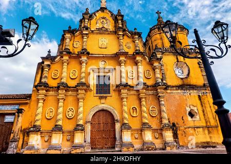 Die schöne La Recoleccion (Kirche die Erinnerung) in UNESCO-Weltkulturerbe León, Nicaragua Stockfoto