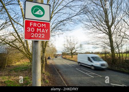 Greater Manchester Clean Air Zone Schild neben einer Straße, während ein Van vorbei fährt, England, Großbritannien Stockfoto