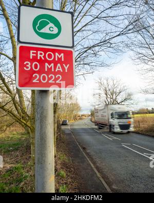 Greater Manchester Clean Air Zone Schild neben einer Straße, wie ein LKW fährt durch, England, Großbritannien Stockfoto