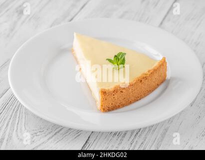 Traditioneller Käsekuchen-Keil auf dem Teller Stockfoto