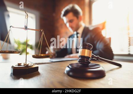 Rechtsanwalt, Angestellter, Buchhalter, der im Büro arbeitet. Unterzeichnung eines Vertrags oder eines Vertragskonzepts Stockfoto