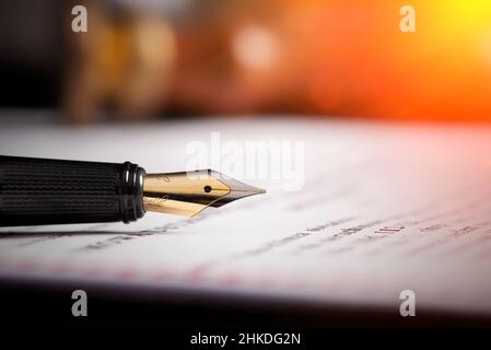 Gesetz, Notar Hintergrund Thema. Füllfederhalter und handgefertigtes Papier auf dem Schreibtisch Stockfoto