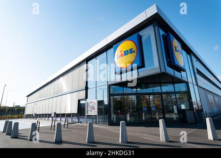 Breslau, Polen - 11. NOV 2019: LIDL Supermarkt in Polen. Lidl ist eine deutsche globale Discountmarktkette Stockfoto