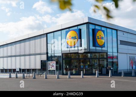 Breslau, Polen - 11. NOV 2019: LIDL Supermarkt in Polen. Lidl ist eine deutsche globale Discountmarktkette Stockfoto