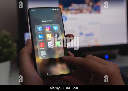 Wroclaw, Polen - 27. JANUAR 2022: Social-Media-Apps auf dem Huawei-Gerät installiert. Mann beim Durchsuchen von Social-Media-Anwendungen. Stockfoto