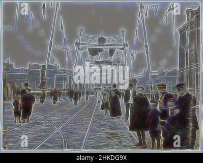 Inspiriert von den dekorierten Hogesluis, die zum Paleis voor Volksvlijt hin gesehen wurden, anlässlich der Hochzeit von Königin Wilhelmina und Prinz Hendrik, Amsterdam, Niederlande, wurde der dekorierte Hogesluis, der zum Paleis voor Volksvlijt hin gesehen wurde, anlässlich der Hochzeit von Königin Wilhelmina und Prinz, von Artotop neu gestaltet. Klassische Kunst neu erfunden mit einem modernen Twist. Design von warmen fröhlichen Leuchten der Helligkeit und Lichtstrahl Strahlkraft. Fotografie inspiriert von Surrealismus und Futurismus, umarmt dynamische Energie der modernen Technologie, Bewegung, Geschwindigkeit und Kultur zu revolutionieren Stockfoto