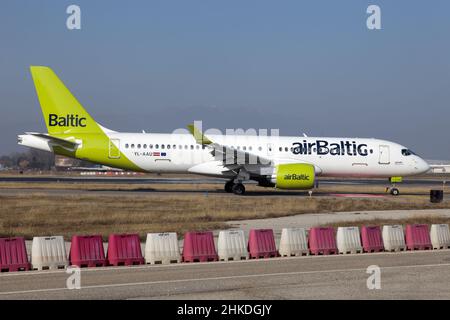 Ein Air Baltic Airbus 220-300 landete gerade auf dem Flughafen Verona Villafranca (Catullo) nach einem zweistündigen Flug von Riga Stockfoto