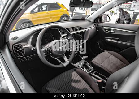 Kharkiv, Ukraine - 8 Decemder 2021: Das Interieur des Autos Kia Rio X im Händlergeschäft für den Verkauf von Neuwagen in der Ukraine Stockfoto