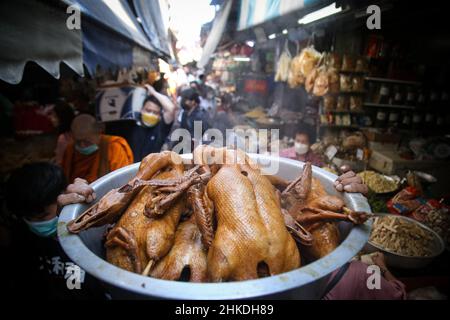Bangkok, Thailand. 30th Januar 2022. Ein Straßenhändler, der während des chinesischen Neujahrs in China Town Sojabohnen verkauft. Kredit: SOPA Images Limited/Alamy Live Nachrichten Stockfoto