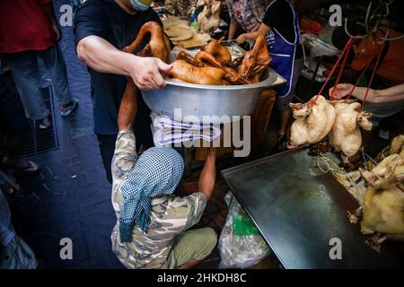 Bangkok, Thailand. 30th Januar 2022. Ein Straßenhändler, der während des chinesischen Neujahrs in China Town Sojabohnen verkauft. Kredit: SOPA Images Limited/Alamy Live Nachrichten Stockfoto
