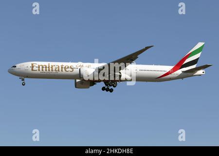 Mailand, Italien. 07th. November 2021. Eine Boeing 777-300ER von Emirates wird am Flughafen Mailand Malpensa landen. (Foto: Fabrizio Gandolfo/SOPA Images/Sipa USA) Quelle: SIPA USA/Alamy Live News Stockfoto