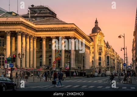 Paris, Frankreich - 25. Februar 2021: Die Pariser Börse und die Reaumur-Straße mit ihren Haussmannschen Gebäuden in Paris Stockfoto