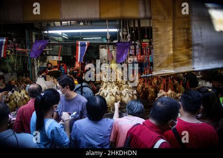 Bangkok, Thailand. 30th Januar 2022. Menschen, die Soya-Enten für die chinesischen Neujahrszeremonien in China Town kaufen. (Foto von Prawet Puengsawangphol/SOPA im/Sipa USA) Quelle: SIPA USA/Alamy Live News Stockfoto