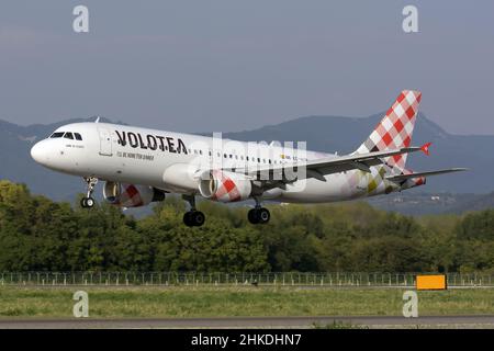 Bergamo, Italien. 12th September 2021. Ein Volotea Airbus 320 landet auf dem Flughafen Mailand-Bergamo. (Bild: © Fabrizio Gandolfo/SOPA Images via ZUMA Press Wire) Stockfoto