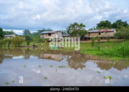 Architektur in der indigenen Gemeinde Gamboa, Amazonien, Peru. Stockfoto