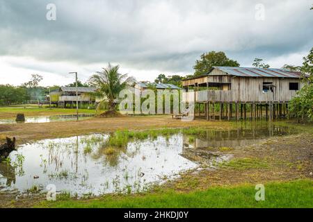 Architektur in der indigenen Gemeinde Gamboa, Amazonien, Peru. Stockfoto