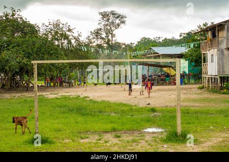 In der indigenen Gemeinde Gamboa, Amazonien, Peru, 1. Januar 2022. Fußballspiel Stockfoto