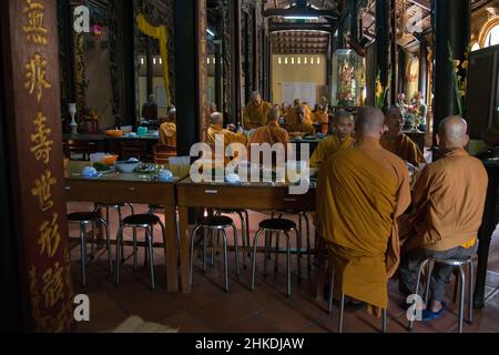 Hue, Vietnam; 08142015: Gruppe von Mönchen in der Thien-Mu-Pagode während ihres Essens. Stockfoto