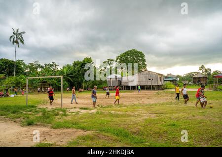 In der indigenen Gemeinde Gamboa, Amazonien, Peru, 1. Januar 2022. Fußballspiel Stockfoto