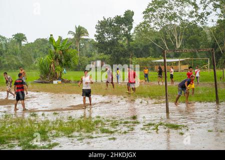 In der indigenen Gemeinde Gamboa, Amazonien, Peru, 1. Januar 2022. Fußballspiel Stockfoto