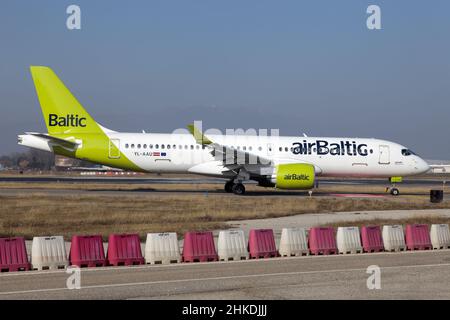 Verona, Italien. 29th Januar 2022. Ein Air Baltic Airbus 220-300 landete gerade nach einem zweistündigen Flug von Riga auf dem Flughafen Verona Villafranca (Catullo) (Bildquelle: © Fabrizio Gandolfo/SOPA Images via ZUMA Press Wire) Stockfoto