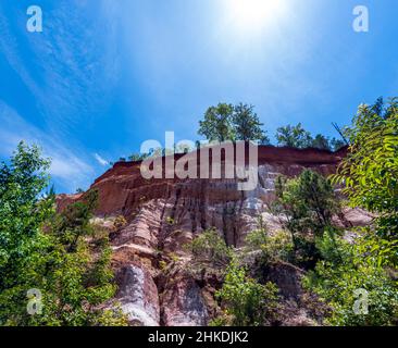 Sandklippe aus über hundert Jahren Erosion im Providence Canyon State Park im Südwesten von Georgia. Dies ist auch bekannt als der kleine Grand Canyo Stockfoto