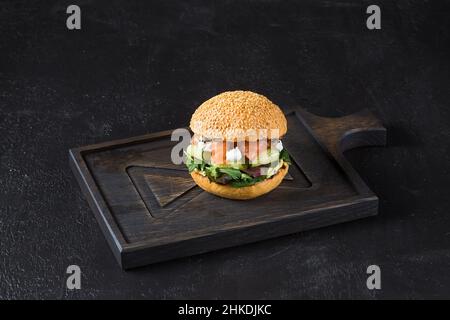 Frischer Burger mit Lachsfisch und Gemüse Stockfoto