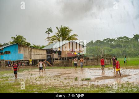 In der indigenen Gemeinde Gamboa, Amazonien, Peru, 1. Januar 2022. Fußballspiel Stockfoto