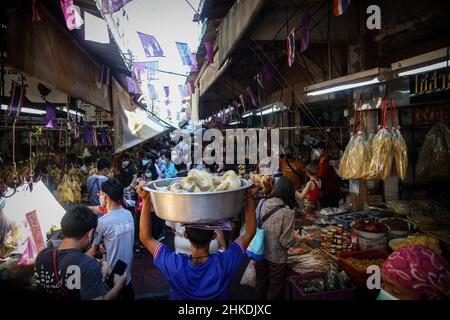 Bangkok, Thailand. 30th Januar 2022. Ein Straßenhändler, der während des chinesischen Neujahrs in China Town Sojabohnen verkauft. (Bild: © Prawet Puengsawangphol/SOPA-Bilder über ZUMA Press Wire) Stockfoto