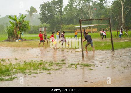 In der indigenen Gemeinde Gamboa, Amazonien, Peru, 1. Januar 2022. Fußballspiel Stockfoto