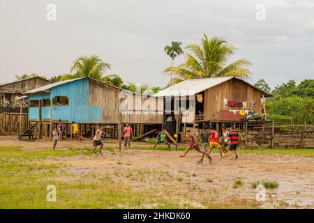 In der indigenen Gemeinde Gamboa, Amazonien, Peru, 1. Januar 2022. Fußballspiel Stockfoto