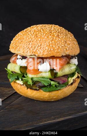 Frischer Burger mit Lachsfisch und Gemüse Stockfoto