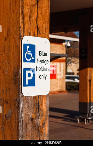 Blaues Abzeichen. Schild für Behindertenparkplätze. Stockfoto