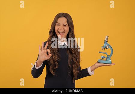 Chemielabor. Forschungsausbildung. ok. Glücklicher Wissenschaftler Kind mit modernem Umfang. Stockfoto