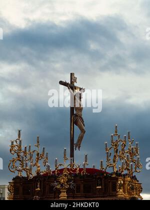 Skulptur des gekreuzigten jesus christus in der osterprozession in granada, sevilla, andalusien, spanien. karwoche in sevilla und granada. Stockfoto