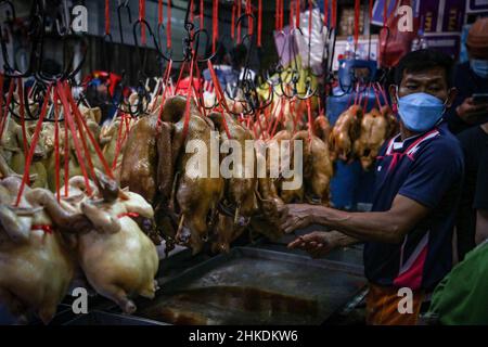 Bangkok, Thailand. 30th Januar 2022. Ein Verkäufer, der Soya-Enten für die chinesischen Neujahrsfeierlichkeiten in China Town verkauft. (Bild: © Prawet Puengsawangphol/SOPA-Bilder über ZUMA Press Wire) Stockfoto