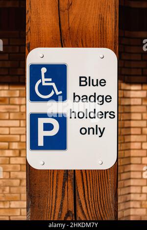 Blaues Abzeichen. Schild für Behindertenparkplätze. Stockfoto