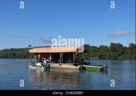 Illegales Bergbauboot im Fluss Juruena im Amazonaswald. Stockfoto