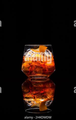 Altmodischer Cocktail auf schwarzem Hintergrund und Spiegelung Stockfoto