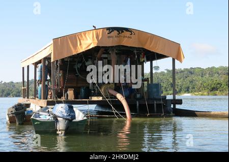 Illegaler Goldbergbaukahn im Fluss Juruena im brasilianischen Amazonaswald. Stockfoto