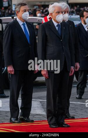 Der Präsident der Italienischen Republik Sergio Mattarella und Premierminister Mario Draghi legten am Tag des Eides an die italienische republik einen Lorbeerkranz auf den Altar der Heimat Stockfoto